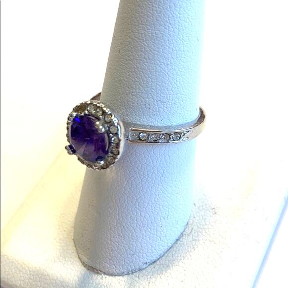 Stunning Cocktail Ring Silvertone 8.5 faceted purple synthetic solitaire stone - Picture 5 of 6